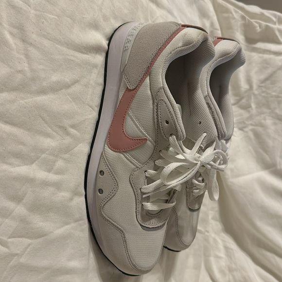 Rarely worn white and pink Nikes - Picture 3 of 6